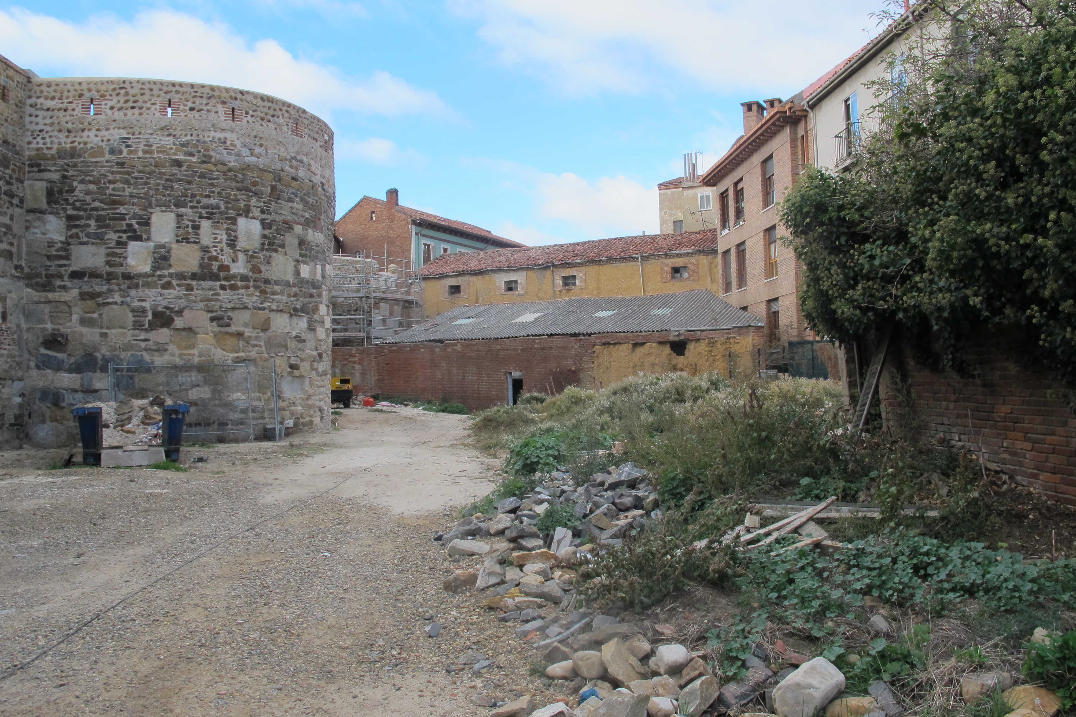 URBANIZACIÓN DEL ESPACIO COLINDANTE CON LA MURALLA EN LA ERA DEL MORO (AYTO. DE LEÓN)