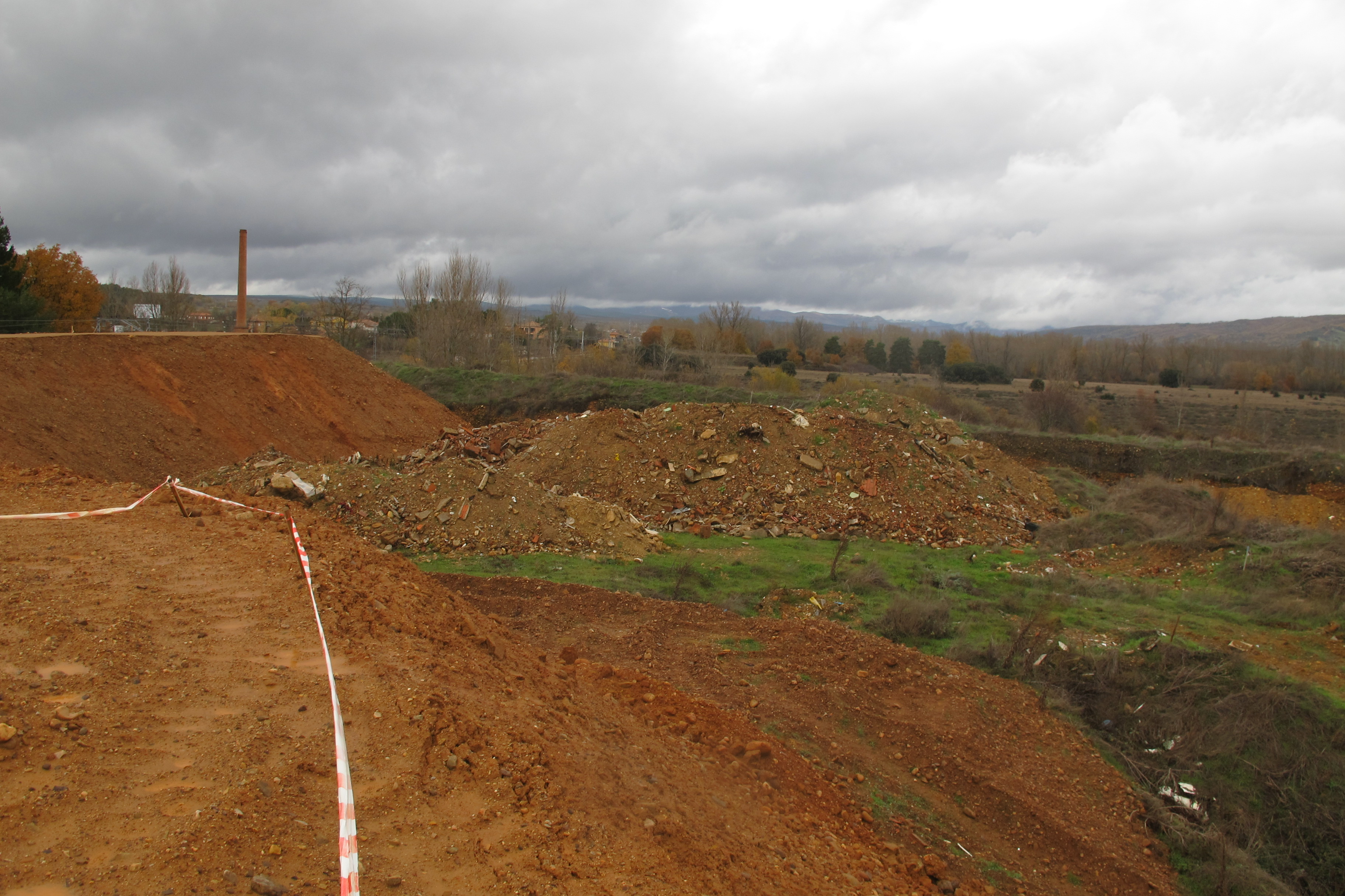 RETIRADA DE TIERRAS CONTAMINADAS CON AMIANTO EN CUADROS (LEÓN) (EMGRISA)