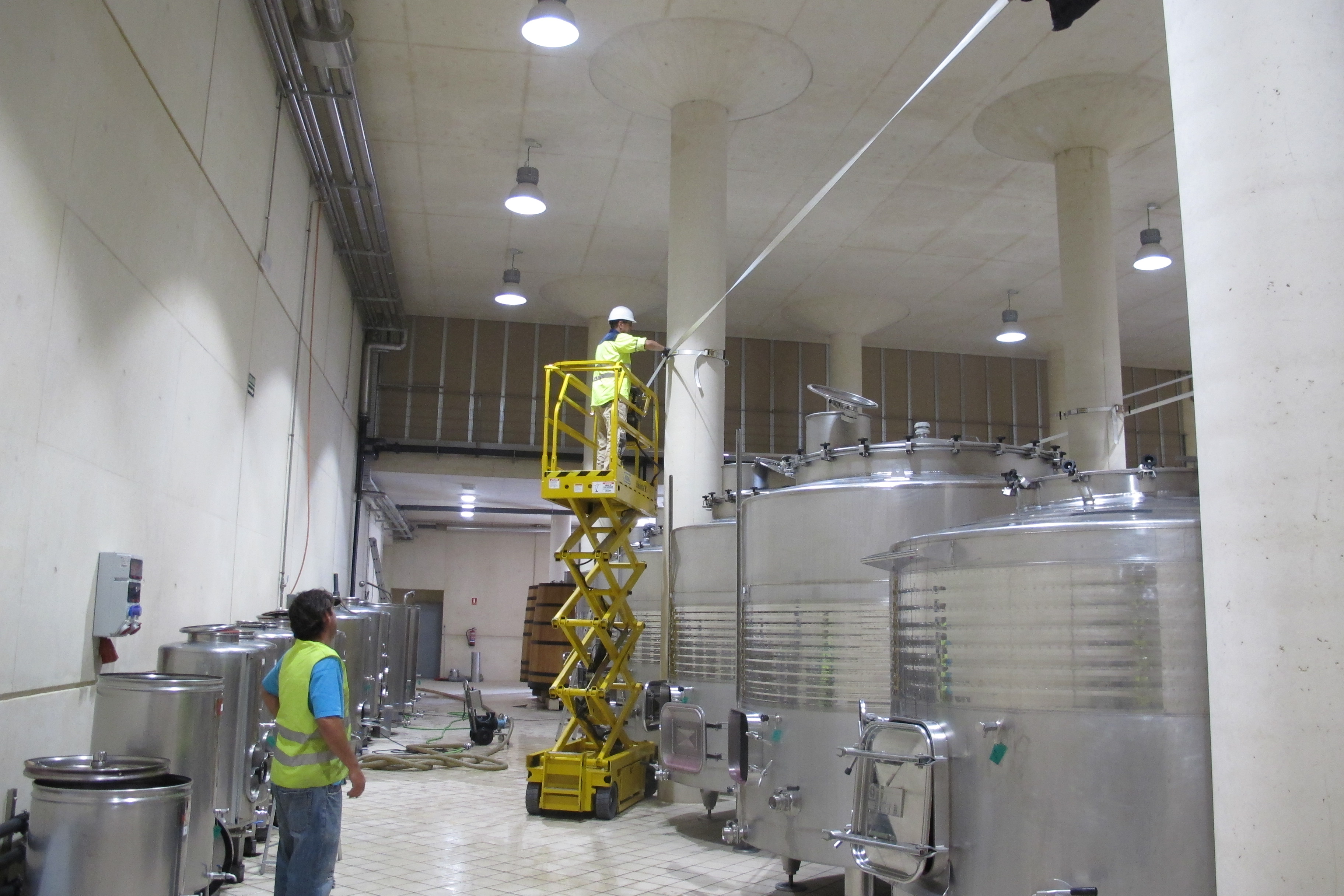 INSTALACIÓN DE LÍNEAS DE VIDA PARA TRABAJOS EN DEPÓSITOS EN BODEGA DJP EN CORULLÓN