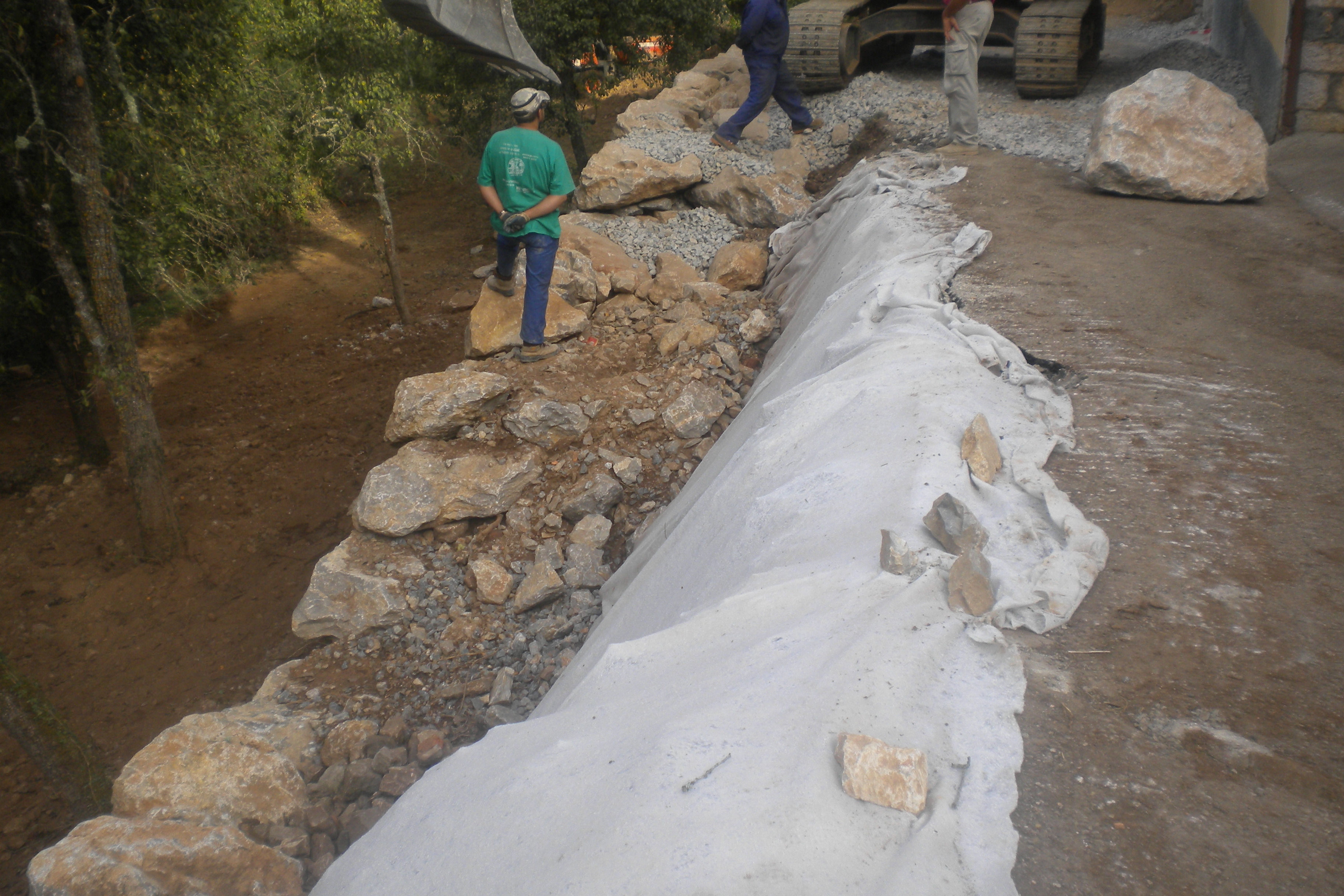 MURO DE ESCOLLERA PARA CONTENCIÓN DE VIAL EN OSEJA DE SAJAMBRE