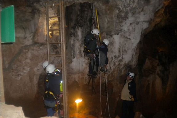 INSTALACIÓN DE ELEMENTOS DE SEGURIDAD EN LAS CUEVAS DE VALPORQUERO